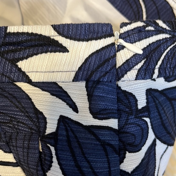 Floral Print Mini Skirt by Ann Taylor/ White, Black & Blue/ Size 8 - Picture 4 of 8